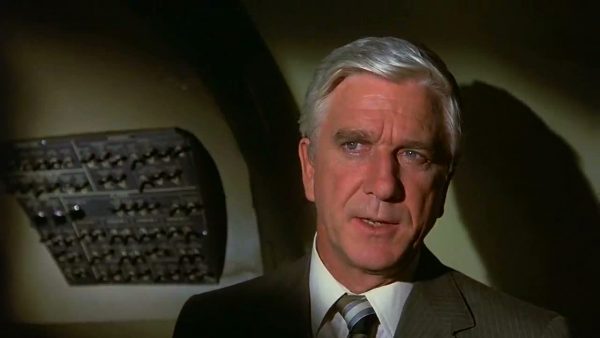 airplane-movie-image-leslie-nielsen-01